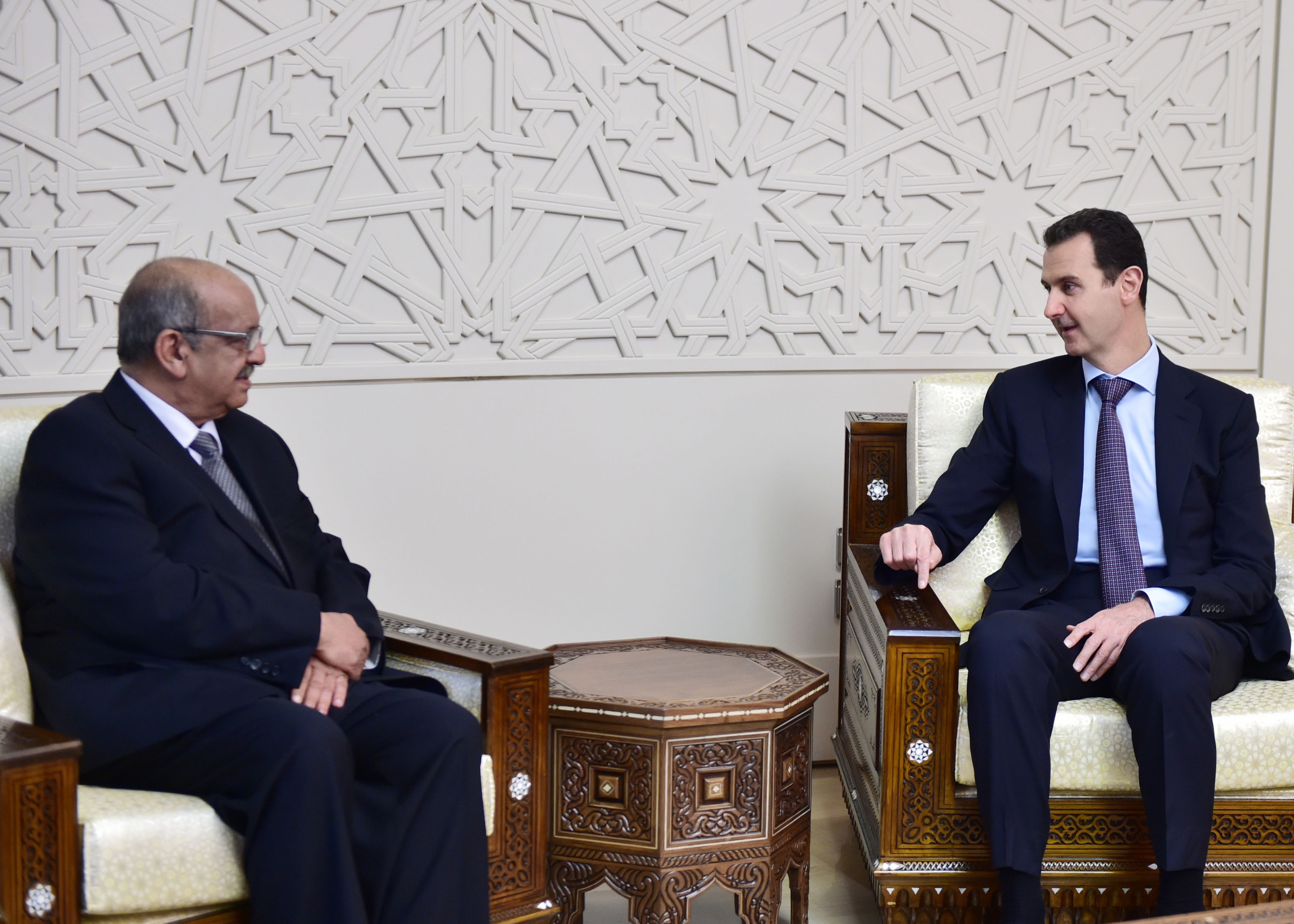 Abdelkader Messahel avec le président syrien Bachar Al-Assad, à Damas. D. R.